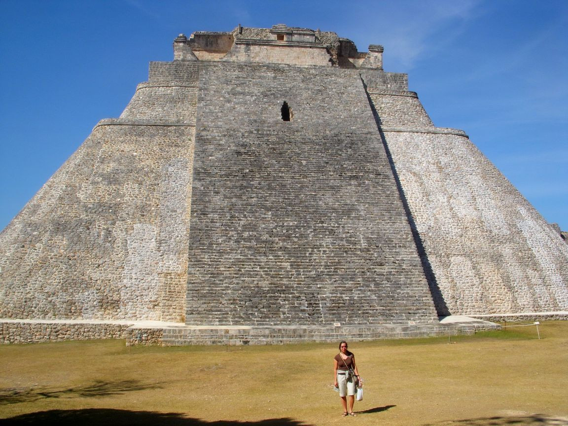 Kim tự tháp Pháp sư bị cướp bóc và phá hoại một phần khi Tây Ban Nha thực hiện cuộc chinh phục bán đảo Yucatan. Mời độc giả xem video: Phá kim tự tháp hơn 2.000 năm tuổi để lấy đá làm đường (nguồn: VTC14).