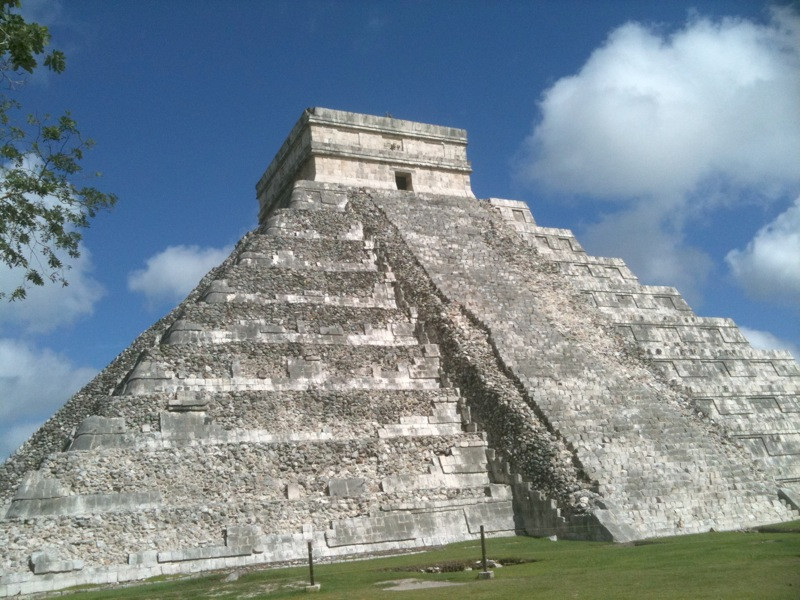 Cụ thể, truyền thuyết của người Maya kể rằng kim tự tháp trên do Itzamna - một vị thần ma thuật xây dựng chỉ trong 1 đêm.