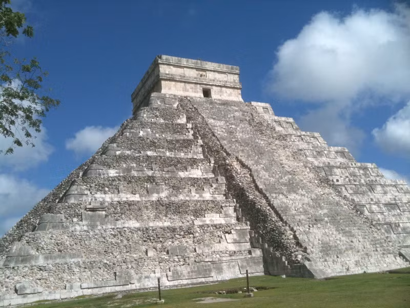Cụ thể, truyền thuyết của người Maya kể rằng kim tự tháp trên do Itzamna - một vị thần ma thuật xây dựng chỉ trong 1 đêm.