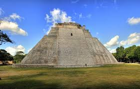Vào thời xưa, Uxmal là một trong những thành phố lớn nhất trên Bán đảo Yucatan. Vào thời kỳ phát triển hưng thịnh, Uxmal là nơi sinh sống của của khoảng 25.000 người Maya.