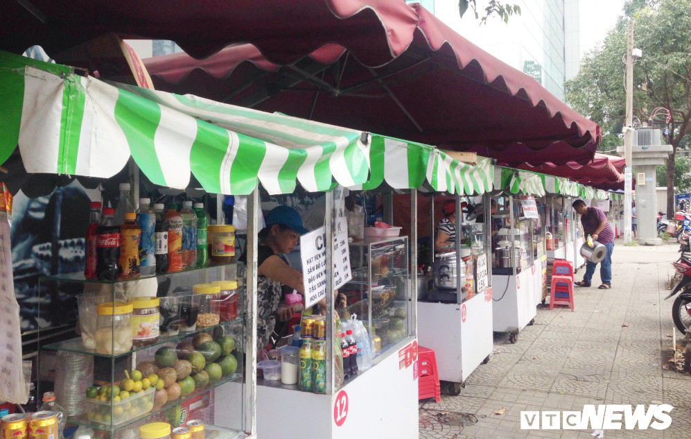 Hai pho hang rong dau tien o TP.HCM ra sao sau hon 1 nam hoat dong?-Hinh-2