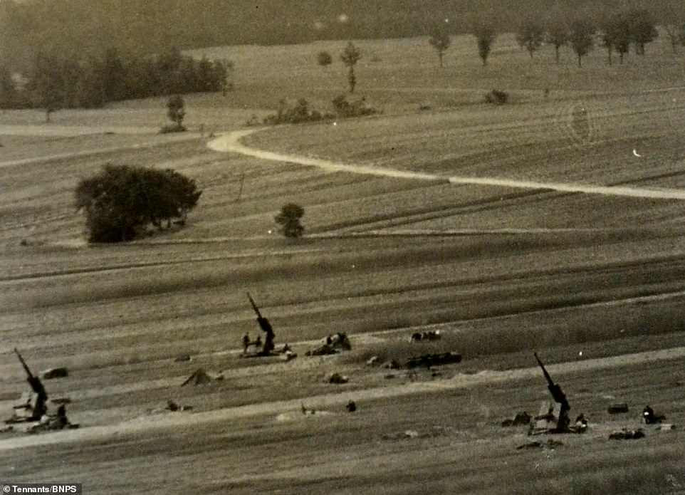 Trong cuộc tấn công xâm lược Liên Xô, Đức quốc xã ném bom các thành phố lớn ở Ba Lan.