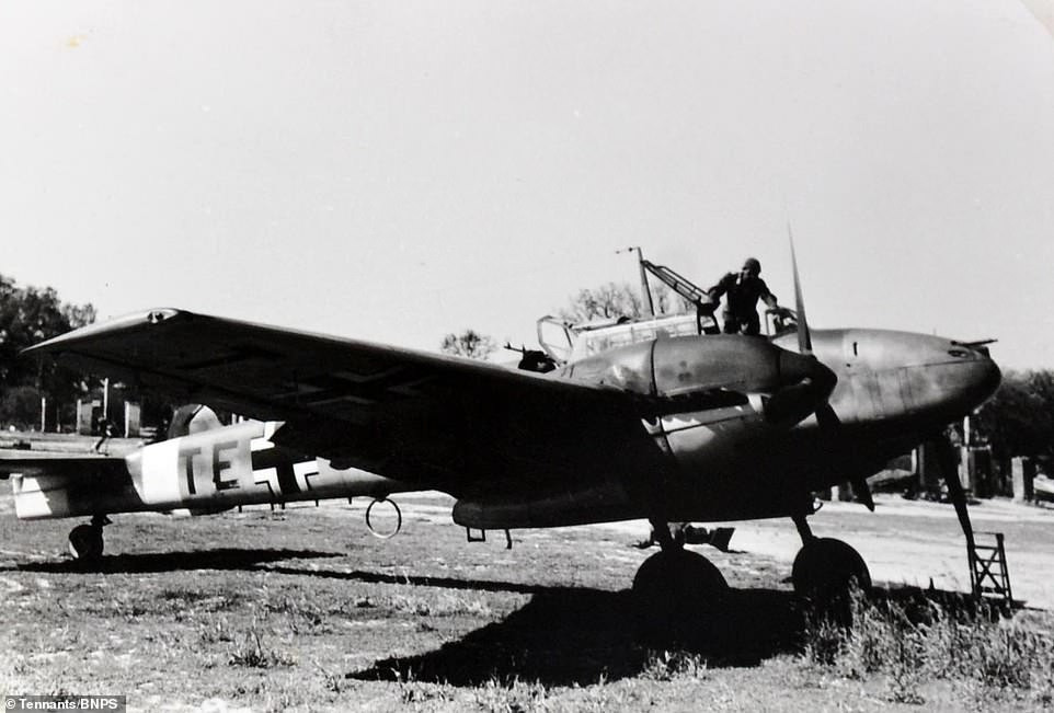 Phi công Đức quốc xã trên máy bay Messerchmitt Bf 110 Zerstorer tại Pruzana, Belarus.