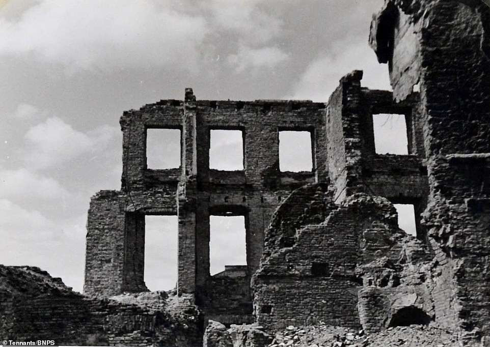 Từ ngày 25/6/1941 đến cuối tháng 11/1941, Không quân Đức quốc xã đã ném hơn 100.000 tấn bom xuống lãnh thổ Liên Xô. Hậu quả là nhiều tòa nhà, đường xá... của Liên Xô bị thiệt hại nặng nề.