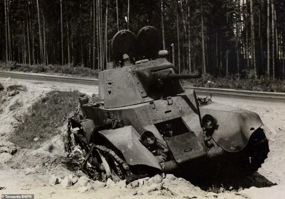 Xe tăng hạng nhẹ BT-5 của Liên Xô bị Đức quốc xã phá hủy.