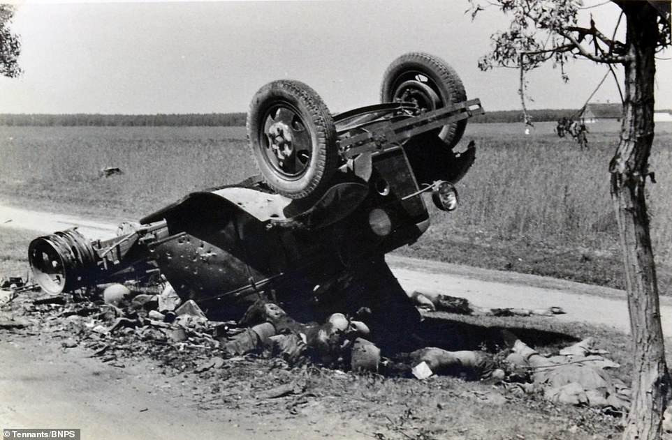 Nhà độc tài Hitler đặt tên cho cuộc xâm lược Liên Xô tên mã là Chiến dịch Barbarossa. Trong chiến dịch này, phát xít Đức triển khai lực lượng quân sự lớn cùng với nhiều phương tiện, vũ khí để có thể đánh nhanh thắng nhanh. Trong ảnh là một số xe tải của Đức quốc xã bị phá hủy trong Chiến dịch Barbarossa.