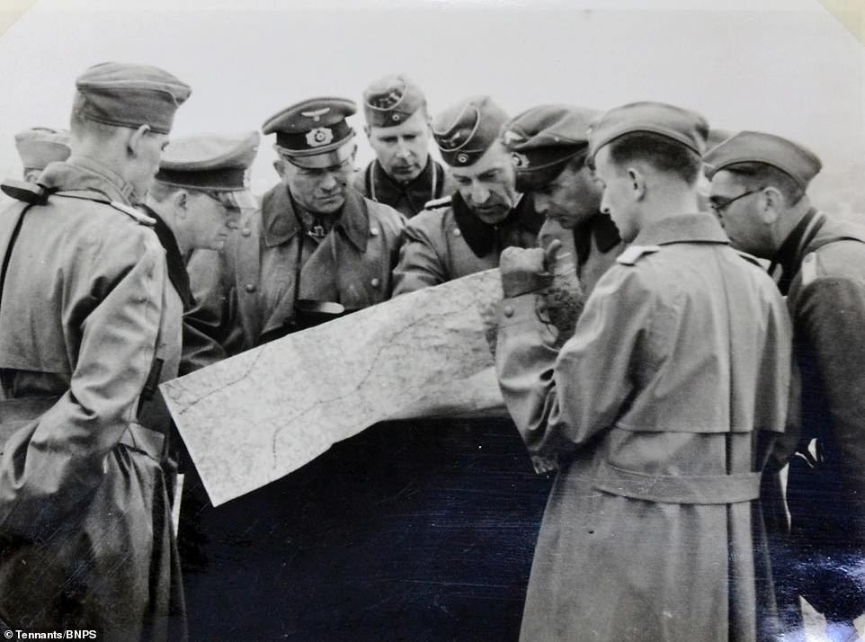 Tướng Heinz Guderian cùng các quan chức cấp cao Đức quốc xã xem bản đồ để thực hiện việc triển khai quân và hướng tấn công trong cuộc xâm lược Liên Xô.