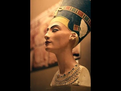 Để luôn xinh đẹp và cuốn hút, Nữ hoàng Nefertiti có nhiều bí quyết làm đẹp trong đó có việc sử dụng đồ trang điểm để có dung nhan hoàn hảo vào mỗi lần xuất hiện.