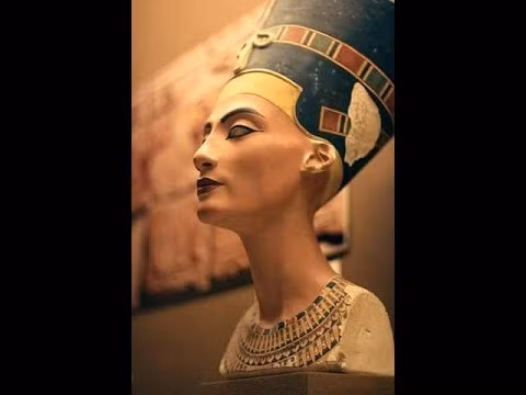 Để luôn xinh đẹp và cuốn hút, Nữ hoàng Nefertiti có nhiều bí quyết làm đẹp trong đó có việc sử dụng đồ trang điểm để có dung nhan hoàn hảo vào mỗi lần xuất hiện.