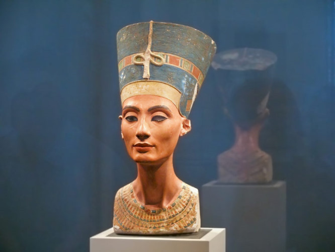 Do thường xuyên sử dụng chì trong trang điểm mỗi ngày nên Nữ hoàng Nefertiti đã nhiễm độc chì trong suốt thời gian dài mà không hay biết.