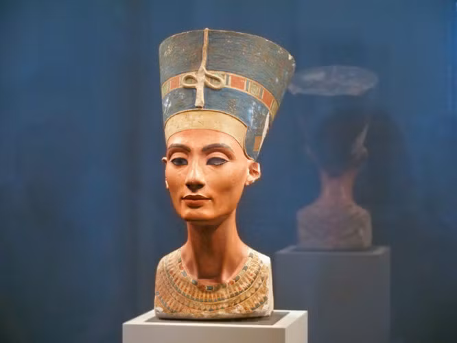 Do thường xuyên sử dụng chì trong trang điểm mỗi ngày nên Nữ hoàng Nefertiti đã nhiễm độc chì trong suốt thời gian dài mà không hay biết.
