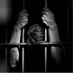 Nhiều người không khỏi bất ngờ khi biết được sự thật đằng sau slogan “Just Do It” (tạm dịch Cứ làm đi) của hãng giày Nike đến từ lời cuối cùng “Let’s do it” (Hãy làm đi) của tử tù Gary Gilmore trước khi bị tử hình. Sau khi nghe câu chuyện về Gilmore, nhà sáng lập Nike đổi “let’s” thành “just” để nhấn mạnh. Từ đó, slogan của Nike ra đời.