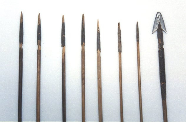 Người xưa đã sáng chế và sử dụng nhiều loại vũ khí nguy hiểm có khả năng gây thương vong cao. Trong số này, đáng chú ý là những mũi tên tẩm thuốc độc.