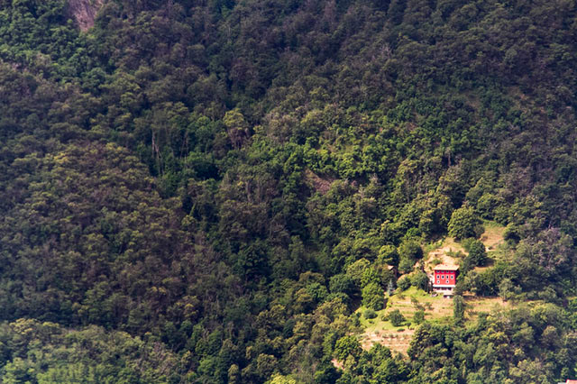 Nếu sống tại đây chắc chắn sẽ là một cuộc sống như người tiền sử, rau củ tự trồng, không điện đèn, xung quanh chỉ có rừng núi heo hút.