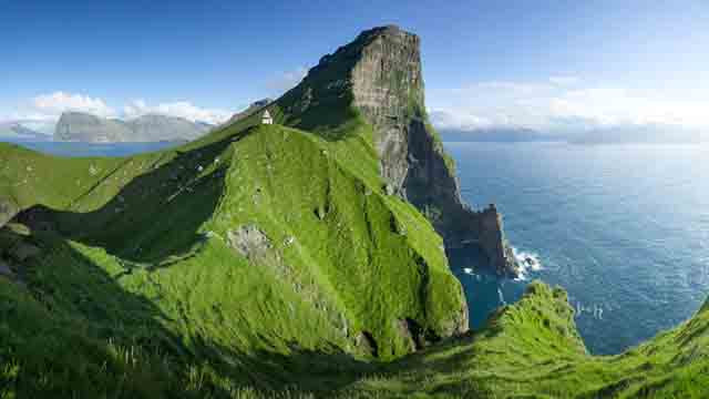 Mặc dù có vài chục người sống trên hòn đảo này nhưng chủ nhân ngôi nhà này vẫn thích sống một mình trên một ngọn đồi cao nhất.