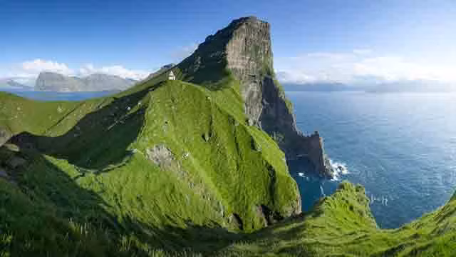 Mặc dù có vài chục người sống trên hòn đảo này nhưng chủ nhân ngôi nhà này vẫn thích sống một mình trên một ngọn đồi cao nhất.