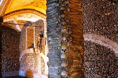 Trên thực tế, bên trong nhà thờ Capela dos Ossos được trang trí bằng xương của hơn 5.000 tu sĩ.