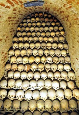 Ngoài ra, tại nhà thờ Capela dos Ossos, tất cả xương của phụ nữ và trẻ em đều được khảm trên cùng một bức tường, tách biệt hoàn toàn với hài cốt của nam giới.