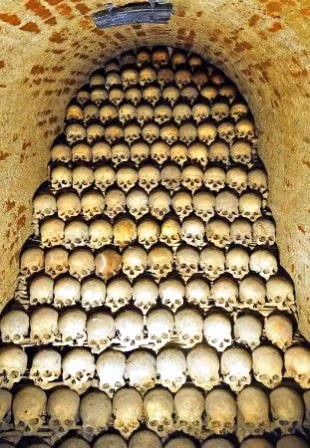 Ngoài ra, tại nhà thờ Capela dos Ossos, tất cả xương của phụ nữ và trẻ em đều được khảm trên cùng một bức tường, tách biệt hoàn toàn với hài cốt của nam giới.