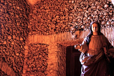 Nhà thờ Capela dos Ossos hay còn được gọi Nhà thờ xương tọa lạc ở Francis, thành phố Evora, Bồ Đào Nha. Khi vào bên trong nhà thờ, nhiều người không khỏi giật mình khi xương người chết có ở khắp mọi nơi.