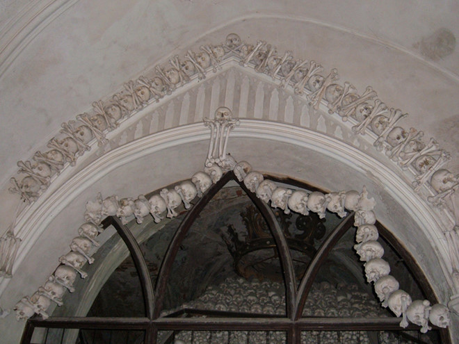 Việc trang trí nhà thờ Sedlec bằng xương người bắt đầu từ năm 1870 khi gia đình Schwarzenberg mua lại công trình này.