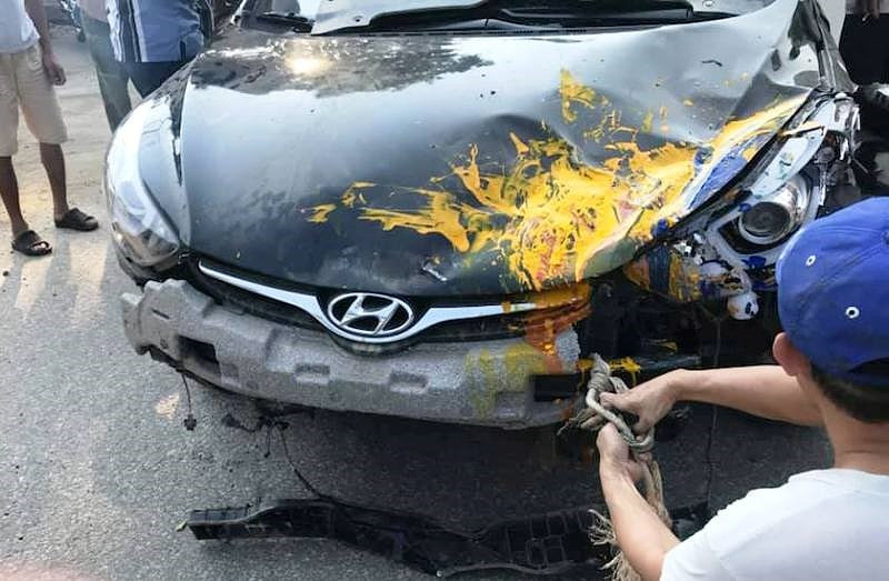 Xe hoi tong chet nguoi roi lao vao nha dan-Hinh-2