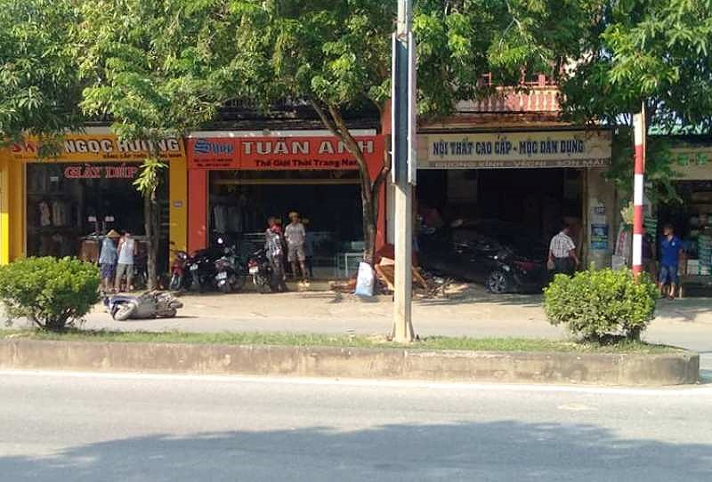 Xe hoi tong chet nguoi roi lao vao nha dan