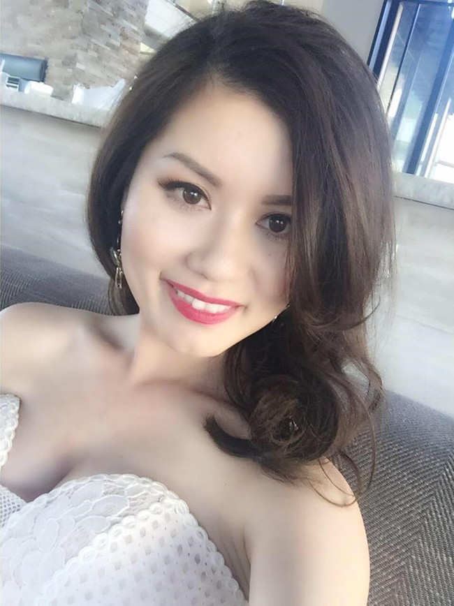 Dù tuổi đời còn trẻ song bà xã Đan Trường đã trở thành một doanh nhân rất thành đạt trên đất Mỹ. Cuối năm 2009, cô thành lập một công ty tài chính ở Mỹ và hoạt động khá thành công khi liên tục tổ chức các show diễn lớn cho các nghệ sĩ trong nước đến với xứ sở cờ hoa. Cô cũng đứng đầu chuỗi nhà hàng và một quán cà phê tại Chicago.