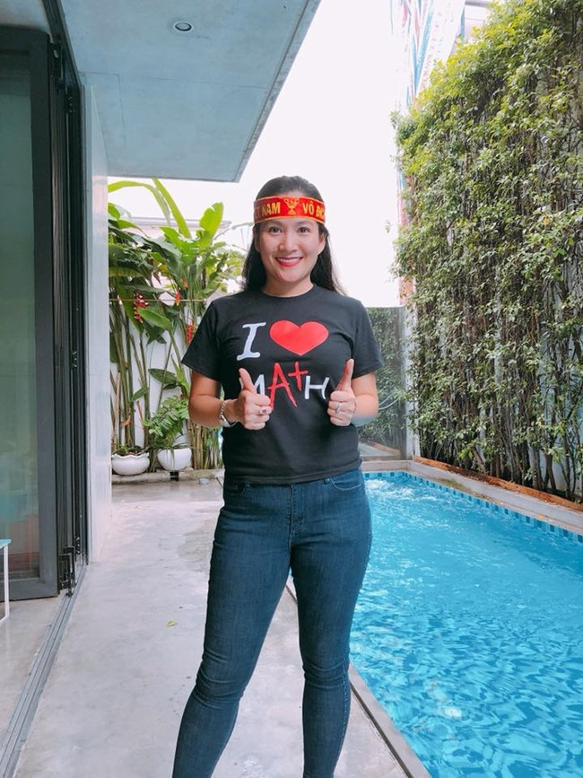 Hồ bơi ngoài trời là địa điểm yêu thích của cô vợ hơn 5 tuổi của Bình Minh tạo dáng chụp ảnh.