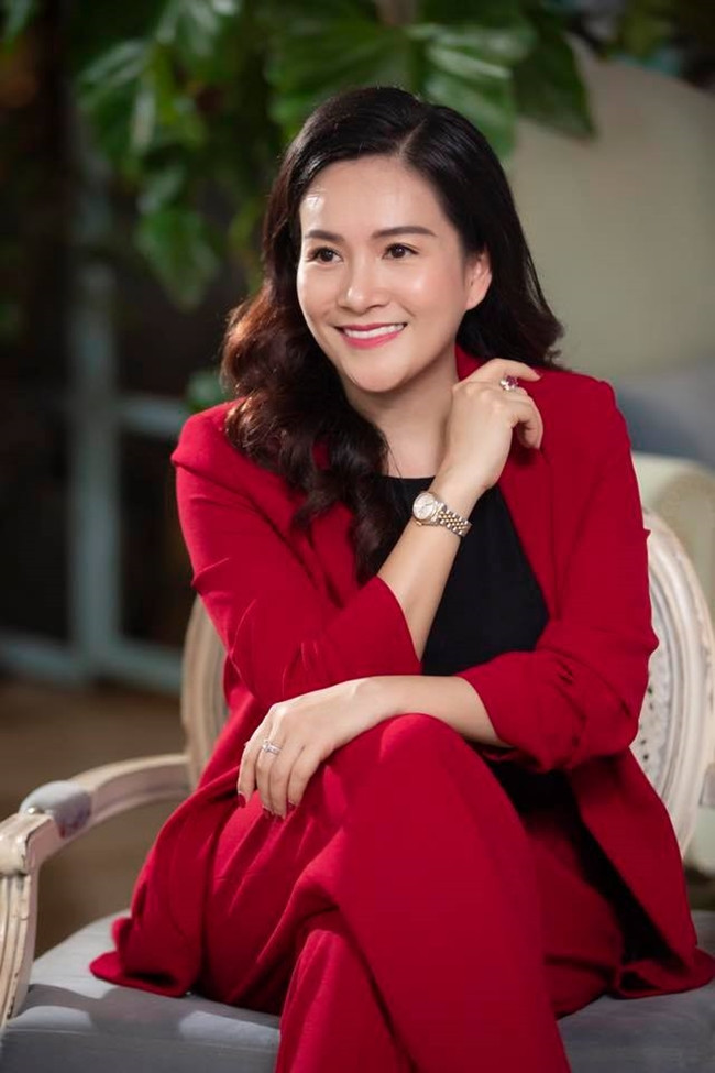 Nói về bà xã là doanh nhân giỏi giang, Bình Minh cho biết, anh vô cùng hạnh phúc vì lấy được người như Anh Thơ: "Cảm ơn mọi người đã cho nhận xét rằng vợ Bình Minh quá giàu. Đúng là cô ấy giàu nhưng không phải giàu về vật chất mà về tình cảm. Tôi hoàn toàn hài lòng về điều đó".