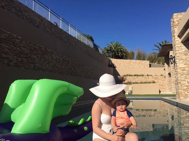 Sau khi sinh con vào cuối năm 2016, vợ chồng Đan Trường - Thủy Tiên đã chuyển về một căn biệt thự xa hoa rộng 4000m2 tại San Jose, California (Mỹ).