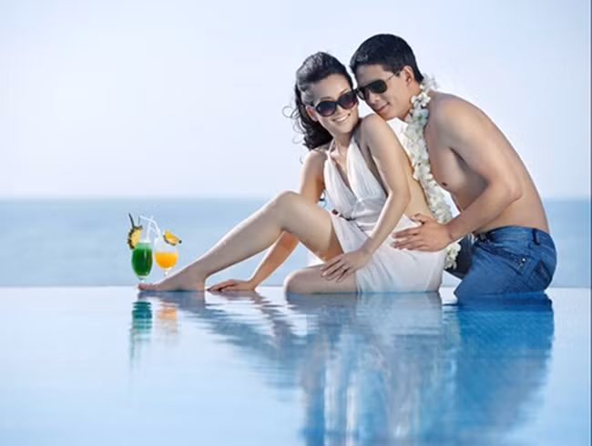 Thời điểm làm đám cưới, chàng người mẫu điển trai bị đồn lấy vợ hơn tuổi vì hám tiền. Tuy nhiên, sau 10 năm kết hôn với nhiều sóng gió, hai vợ chồng Bình Minh - Anh Thơ đã chứng minh cho mọi người thấy họ lấy nhau bởi tình yêu chứ không phải vì tiền.