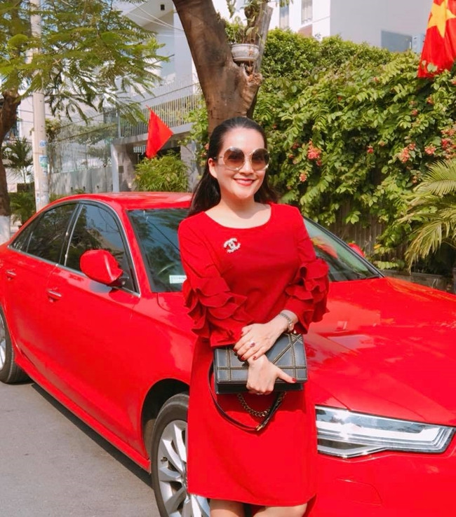 Bà xã Bình Minh tự tin tạo dáng bên chiếc xế hộp tiền tỷ "ton sur ton" với bộ trang phục hàng hiệu.