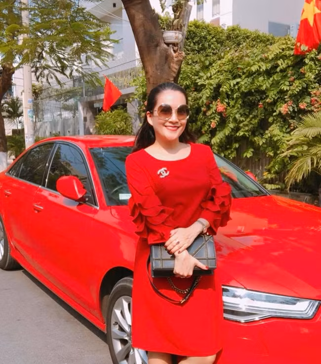 Bà xã Bình Minh tự tin tạo dáng bên chiếc xế hộp tiền tỷ "ton sur ton" với bộ trang phục hàng hiệu.