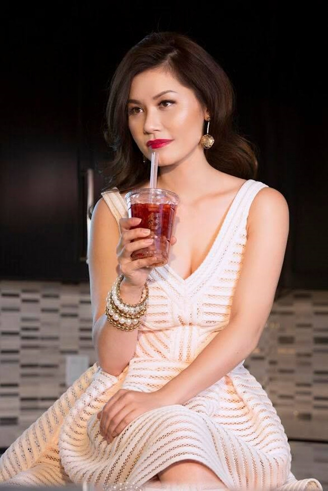 Cô vợ kém 10 tuổi của giọng ca "Tình khúc vàng" được nhận xét ngày càng đẹp, mặn mà và đằm thắm hơn kể từ khi làm mẹ.