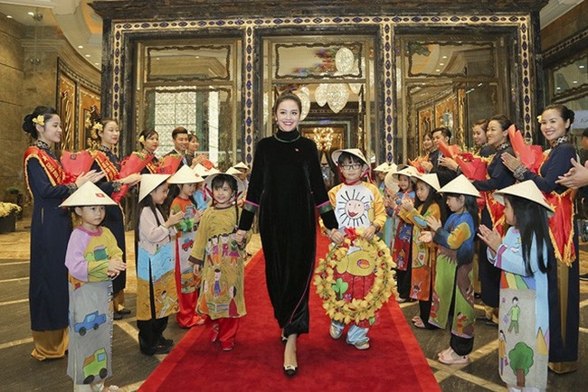 Bà xã sinh năm 1988 của nhạc sĩ Thanh Bùi diện áo dài đen đón tiếp HLV Park Hang-seo cùng các tuyển thủ đội tuyển U23 Việt Nam tại Khách sạn The Reverie Saigon, nhân dịp đội tuyển có chương trình giao lưu tại TP.HCM với người hâm mộ vào đầu tháng 2.2018.