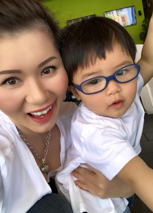 Là người bận rộn, vợ Đan Trường đã chọn lựa một vú em để chăm sóc bé Thiên Từ - con trai cô và ông xã. Theo Thủy Tiên, vú em phải biết 3 thứ tiếng là Anh - Việt - Hoa, để thay cô chăm sóc con trai. Người giúp việc phải biết hai ngoại ngữ là tiếng Anh và Tây Ban Nha. Do yêu cầu khắt khe, bà xã nam ca sĩ điển trai phải thay đến lần thứ 10 mới tìm được một vú em ưng ý với giá 6.500 USD (150 triệu)/tháng.