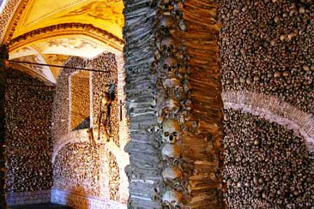 Trên thực tế, bên trong nhà thờ Capela dos Ossos được trang trí bằng xương của hơn 5.000 tu sĩ.