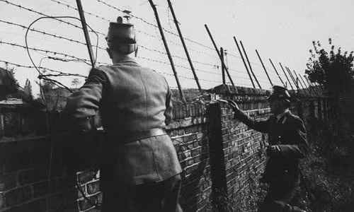 Bức tường Berlin được dỡ bỏ vào ngày 9/11/1989 khi lãnh đạo đảng Công nhân xã hội thống nhất cầm quyền thông báo người dân có thể vượt qua biên giới bất kỳ khi nào họ muốn.