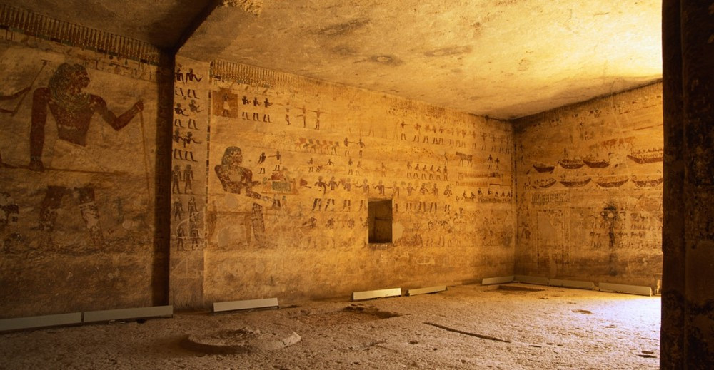 Về sau, nhóm của tiến sĩ Hawass phải chóng rút ra bên ngoài để đảm bảo an toàn tính mạng do phát hiện các cổ vật trong lăng mộ được phủ một lớp hematite dày khoảng 20 cm.