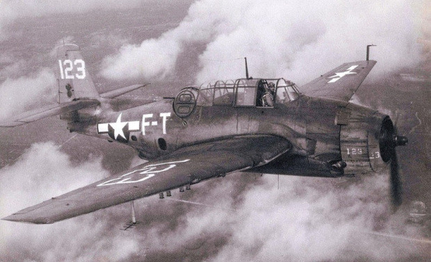 Một số giả thuyết được đưa ra để lý giải vụ mất tích này. Trong đó đáng chú ý là giả thuyết các máy bay gặp trục trặc kỹ thuật hay thời tiết xấu nên đã rơi xuống biển.