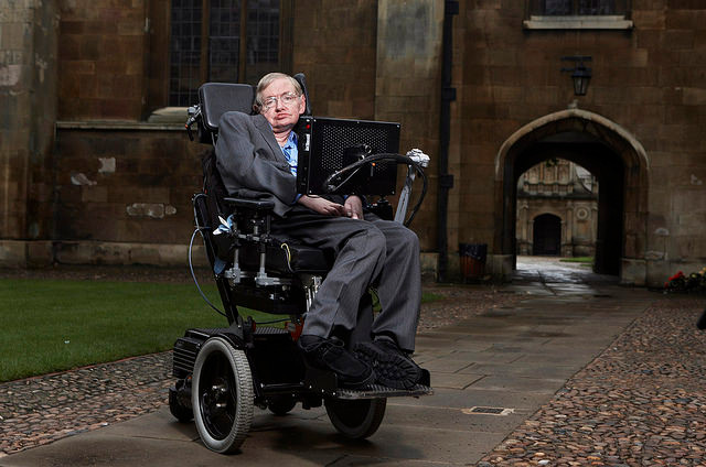 Sinh thời, nhà vật lý Stephen Hawking đưa ra một số lời tiên đoán về tương lai của nhân loại. Trong số này đáng chú ý là dự đoán của Hawking về việc con người sẽ sống trên hành tinh khác trong 100 năm tới.