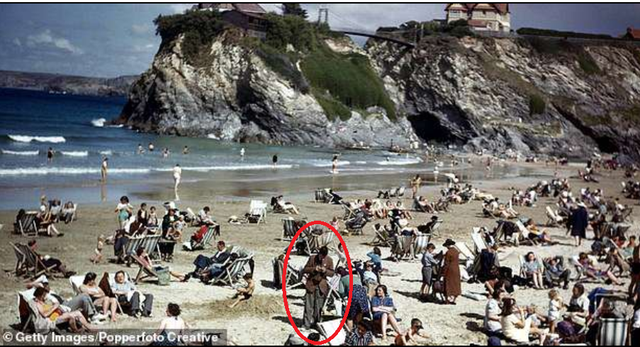 Cụ thể, một người đàn ông tên Stuart Humphrys đăng tải trên mạng xã hội của mình một bức ảnh chụp tại bãi biển Towan, Cornwall, Anh năm 1943. Chủ nhân của bức ảnh không nhận thấy điều bất thường về ngưởi đàn ông (khoanh tròn màu đỏ) trong tấm ảnh của mình.