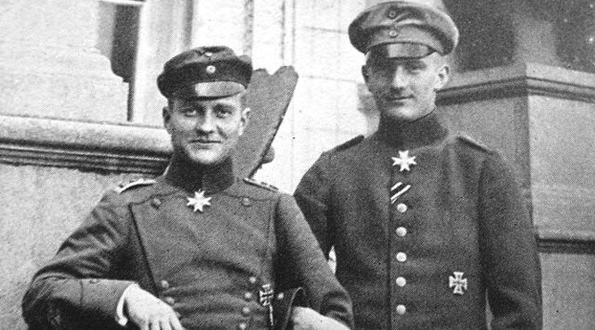 Trước khi trở thành một phi công, Richthofen là sĩ quan kỵ binh. Ông được biên chế vào trung đoàn Uhlans Kaiser Alexander III hồi tháng 4/1911 với quân hàm thiếu úy.