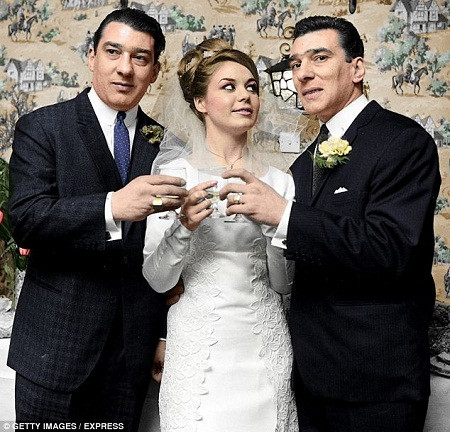 Vợ của Reggie từng tiết lộ rằng gã chồng tội phạm của mình luôn giữ nhiều vũ khí trong phòng ngủ đề phòng trường hợp bị tấn công bất ngờ.