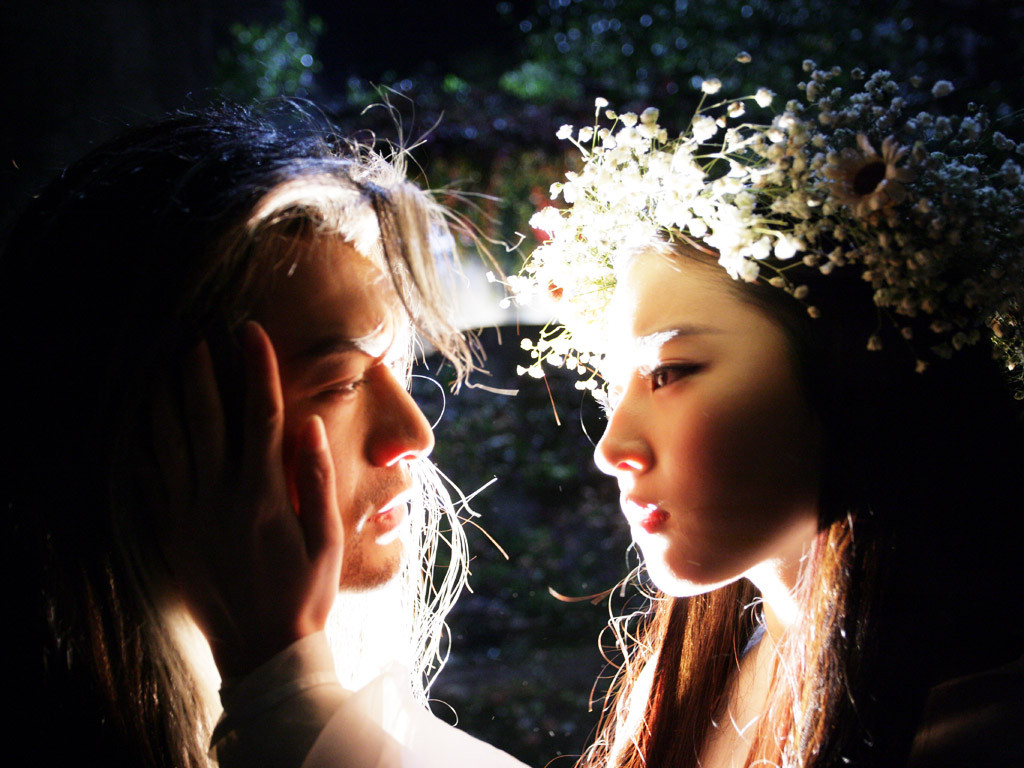 Dưới áp lực lớn của dư luận, Kim Dung đã sửa lại kết cục của tác phẩm khi để cho Dương Quá và Tiểu Long Nữ có kết thúc có hậu.