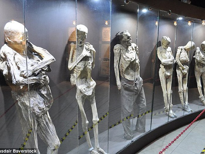 Thay vào đó, người chết được chôn trong hầm mộ đóng kín, thiếu ôxy tại nghĩa trang Paola Saint.