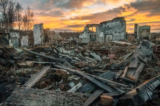 Theo tính toán của các chuyên gia, 300 năm sau khi con người biến mất, các tòa nhà, cầu, đường xá... làm bằng kim loại bị phá hủy bởi sự ăn mòn.