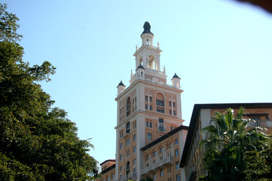 Điều kỳ lạ và bí ẩn hơn là trong nhiều năm qua, không ít người gặp phải là sự cố thang máy đưa khách đến tầng 13 của khách sạn. Một trong những trường hợp được nhiều người biết đến là việc hai vợ chồng thuê phòng tại khách sạn Biltmore. Khi họ ấn nút thang máy lên tầng 4 của khách sạn thì lại được đưa lên tầng 13.