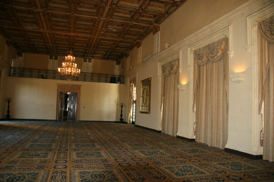 Khi người vợ bước ra ngoài thì cửa thang máy đóng lại và đưa người chồng quay trở lại sảnh khách sạn. Khi ở trên tầng 13, người vợ nghe thấy những âm thanh kỳ bí, thậm chí là ngửi thấy mùi xì gà trong căn phòng trống không có người.